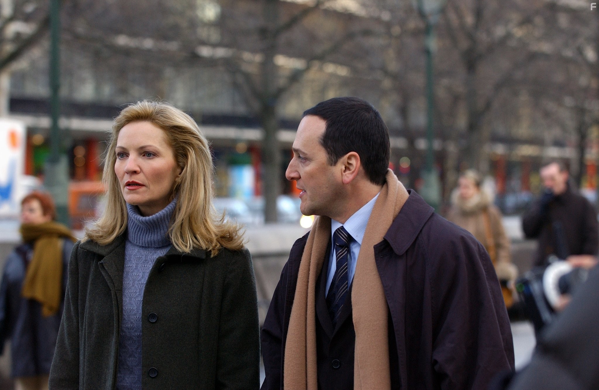 Joan Allen and Tom Gallop in Превосходство Борна (2004)