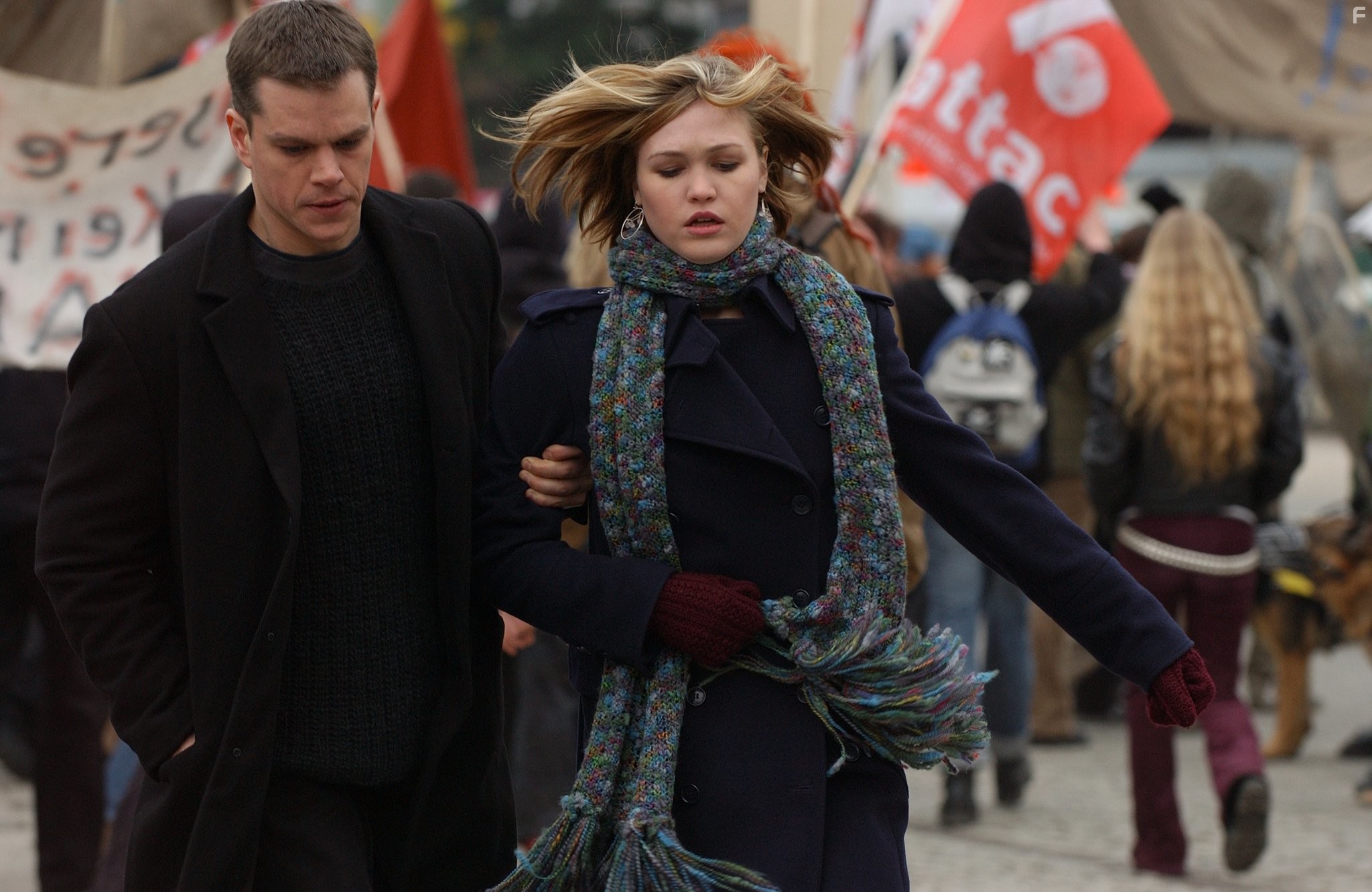Matt Damon and Julia Stiles in Превосходство Борна (2004)