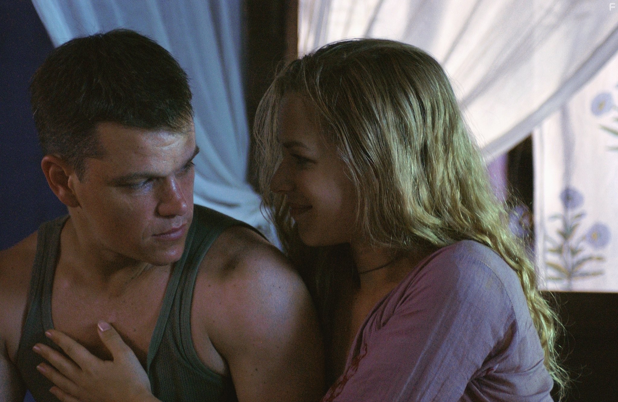 Matt Damon and Franka Potente in Превосходство Борна (2004)