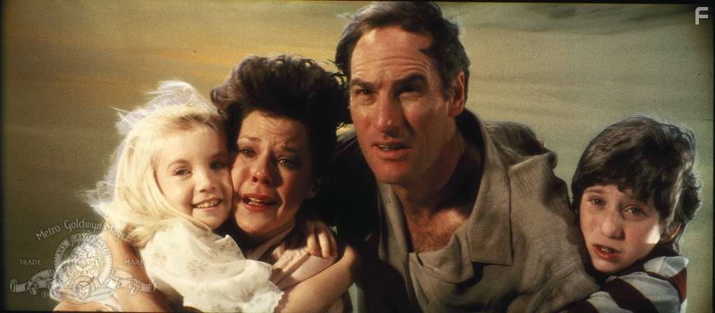 Heather O'Rourke, JoBeth Williams, Craig T. Nelson, and Oliver Robins in Полтергейст 2: Обратная сторона (1986)