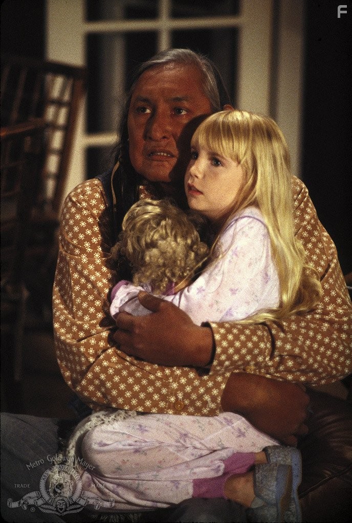 Heather O'Rourke and Will Sampson in Полтергейст 2: Обратная сторона (1986)