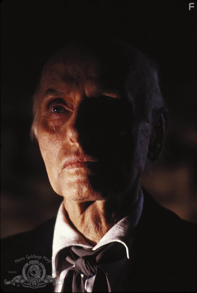 Julian Beck in Полтергейст 2: Обратная сторона (1986)