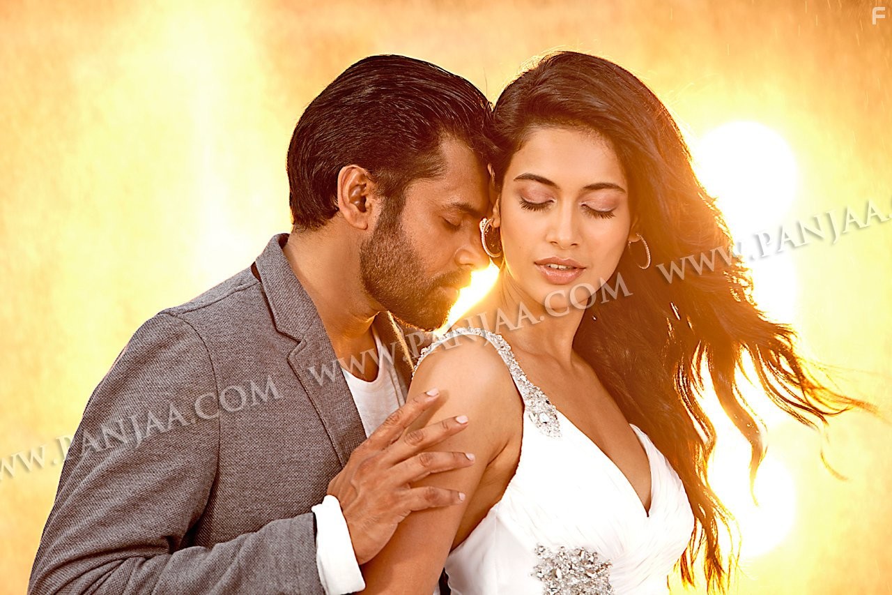 Pawan Kalyan and Sarah-Jane Dias in Когти (2011)