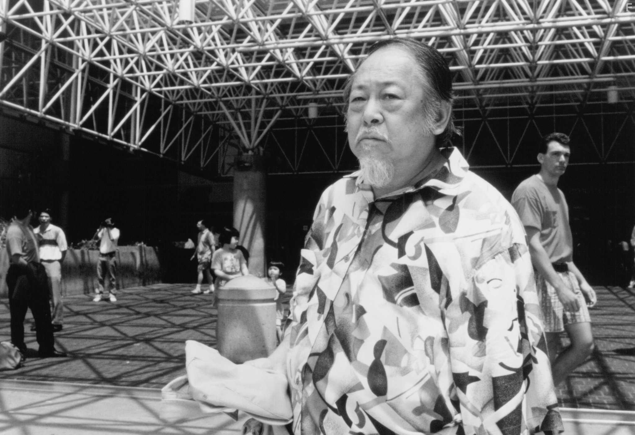 Victor Wong in Три ниндзя наносят ответный удар (1994)