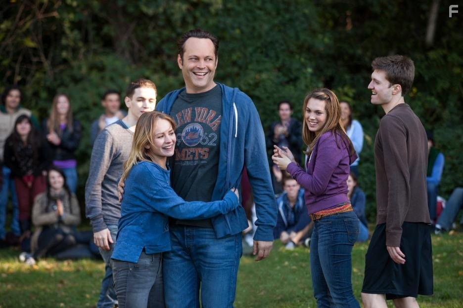 Vince Vaughn and Britt Robertson in Отец-молодец (2013)