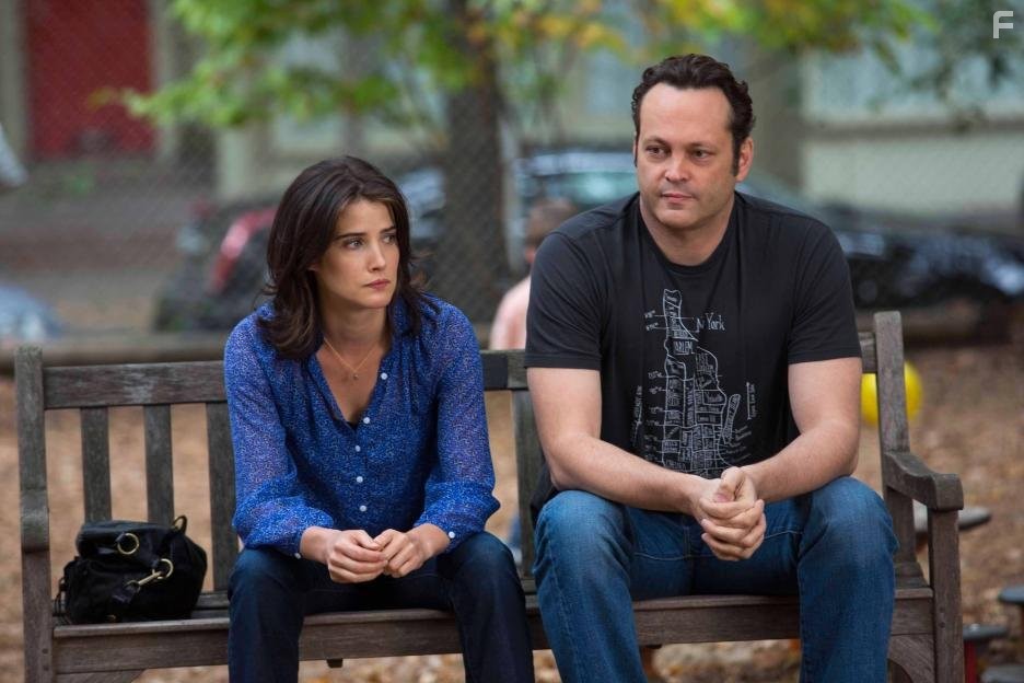 Vince Vaughn and Cobie Smulders in Отец-молодец (2013)