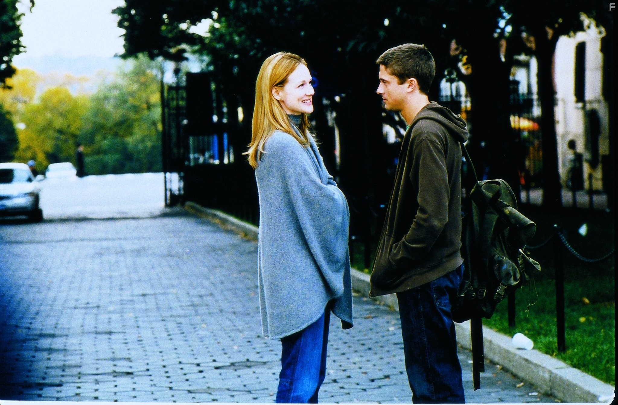 Laura Linney and Topher Grace in Постскриптум (2004)