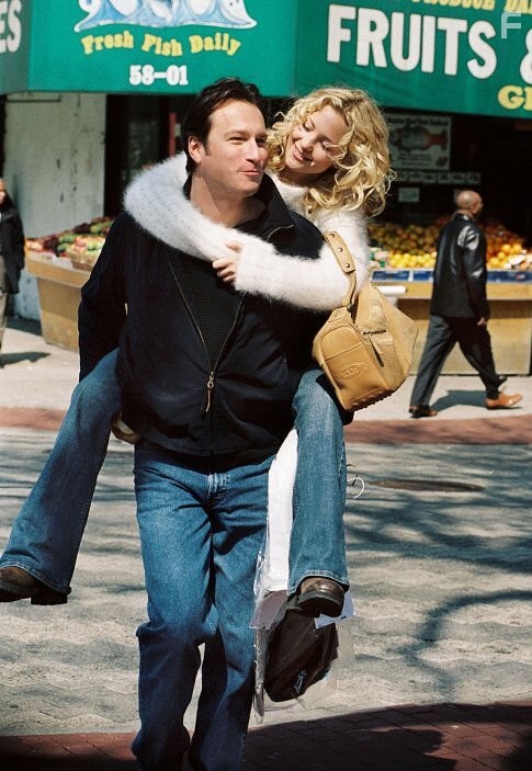 Kate Hudson and John Corbett in Модная мамочка (2004)