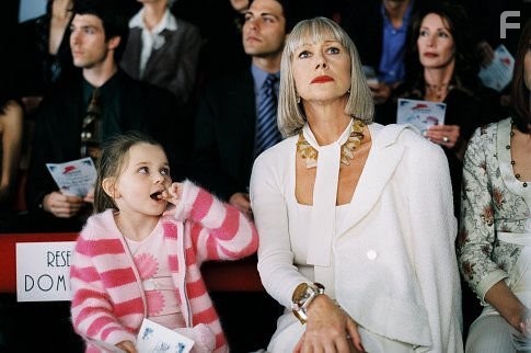 Helen Mirren and Abigail Breslin in Модная мамочка (2004)