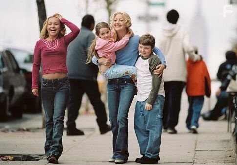 Kate Hudson, Spencer Breslin, Hayden Panettiere, and Abigail Breslin in Модная мамочка (2004)