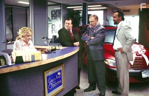 Hector Elizondo, Kate Hudson, Rowan Joseph, and Bernard White in Модная мамочка (2004)