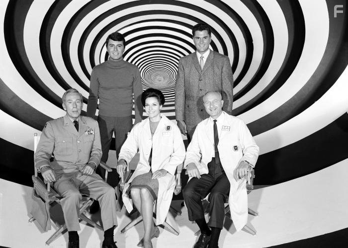 Whit Bissell, Robert Colbert, James Darren, Lee Meriwether, and John Zaremba in Временное пространство (1966)