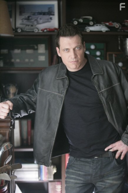 Holt McCallany in Тушите свет (2011)