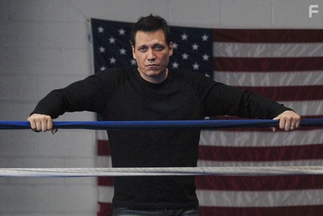 Holt McCallany in Тушите свет (2011)