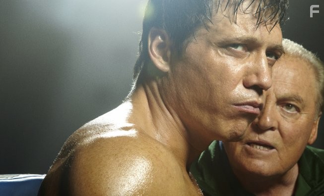 Stacy Keach and Holt McCallany in Тушите свет (2011)