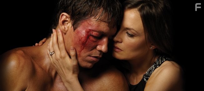 Catherine McCormack and Holt McCallany in Тушите свет (2011)