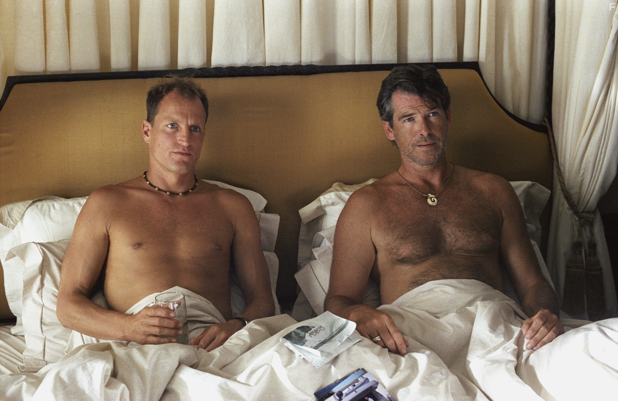 Pierce Brosnan and Woody Harrelson in После заката (2004)