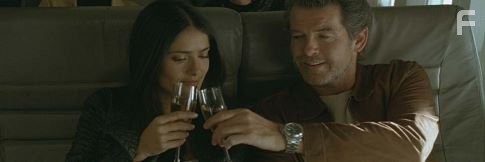 Pierce Brosnan and Salma Hayek in После заката (2004)