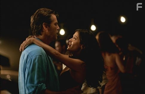 Pierce Brosnan and Salma Hayek in После заката (2004)