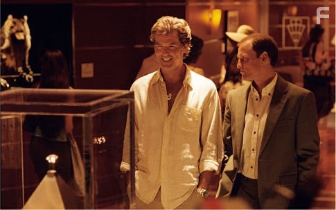 Pierce Brosnan and Woody Harrelson in После заката (2004)