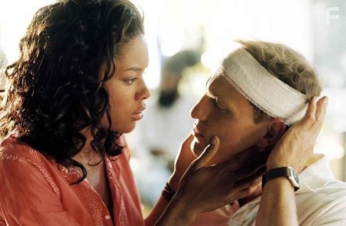 Woody Harrelson and Naomie Harris in После заката (2004)