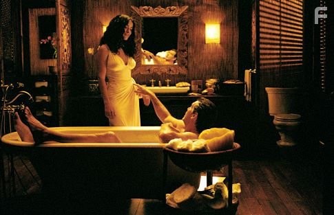 Pierce Brosnan and Salma Hayek in После заката (2004)