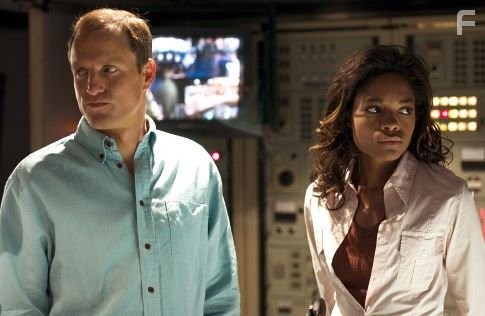 Woody Harrelson and Naomie Harris in После заката (2004)