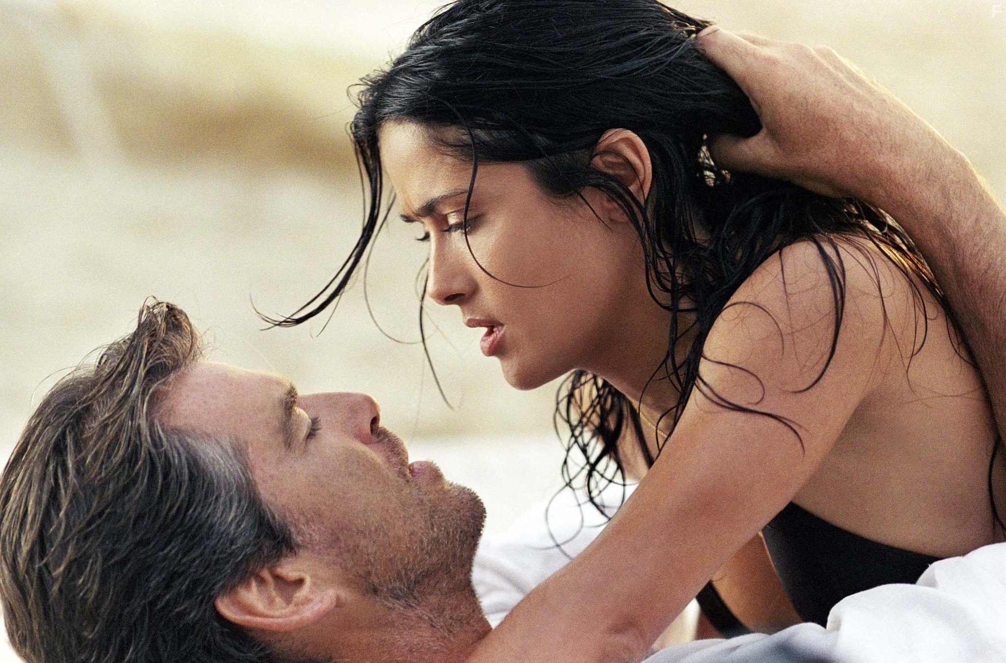 Pierce Brosnan and Salma Hayek in После заката (2004)