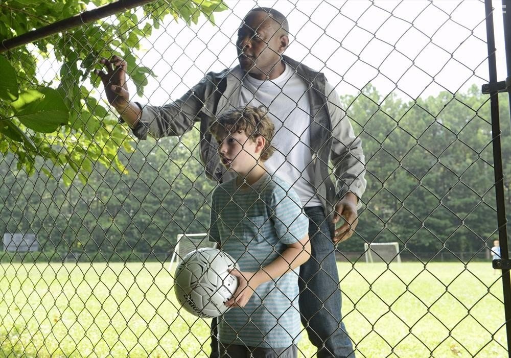 Omar Epps and Landon Gimenez in Воскрешение (2014)