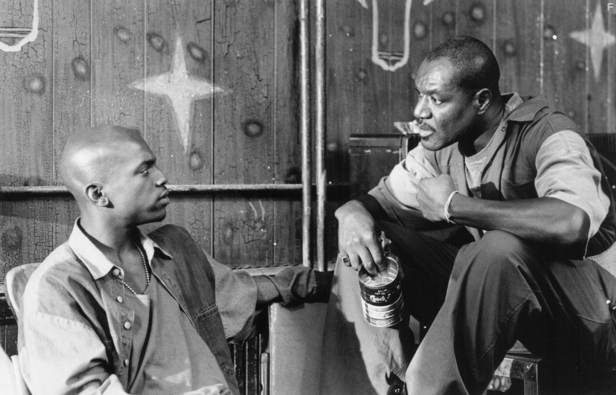 Mekhi Phifer and Delroy Lindo in Толкачи (1995)