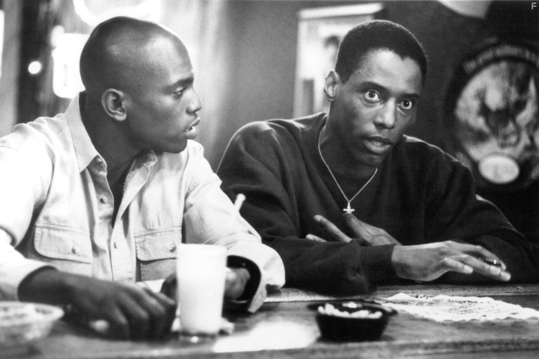 Mekhi Phifer and Isaiah Washington in Толкачи (1995)