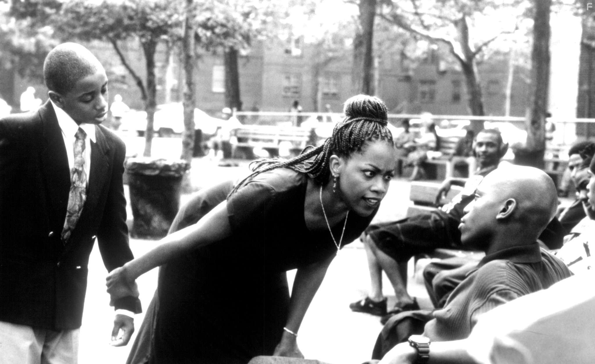 Mekhi Phifer and Regina Taylor in Толкачи (1995)