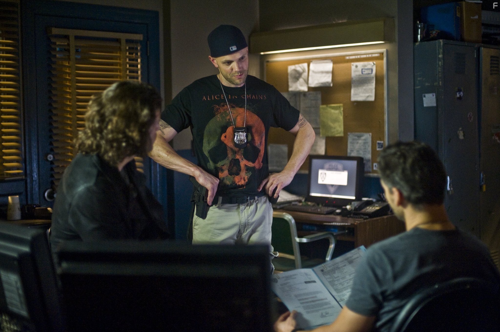 Eric Bana, Joel McHale, and Edgar Ram?rez in Избави нас от лукавого (2014)