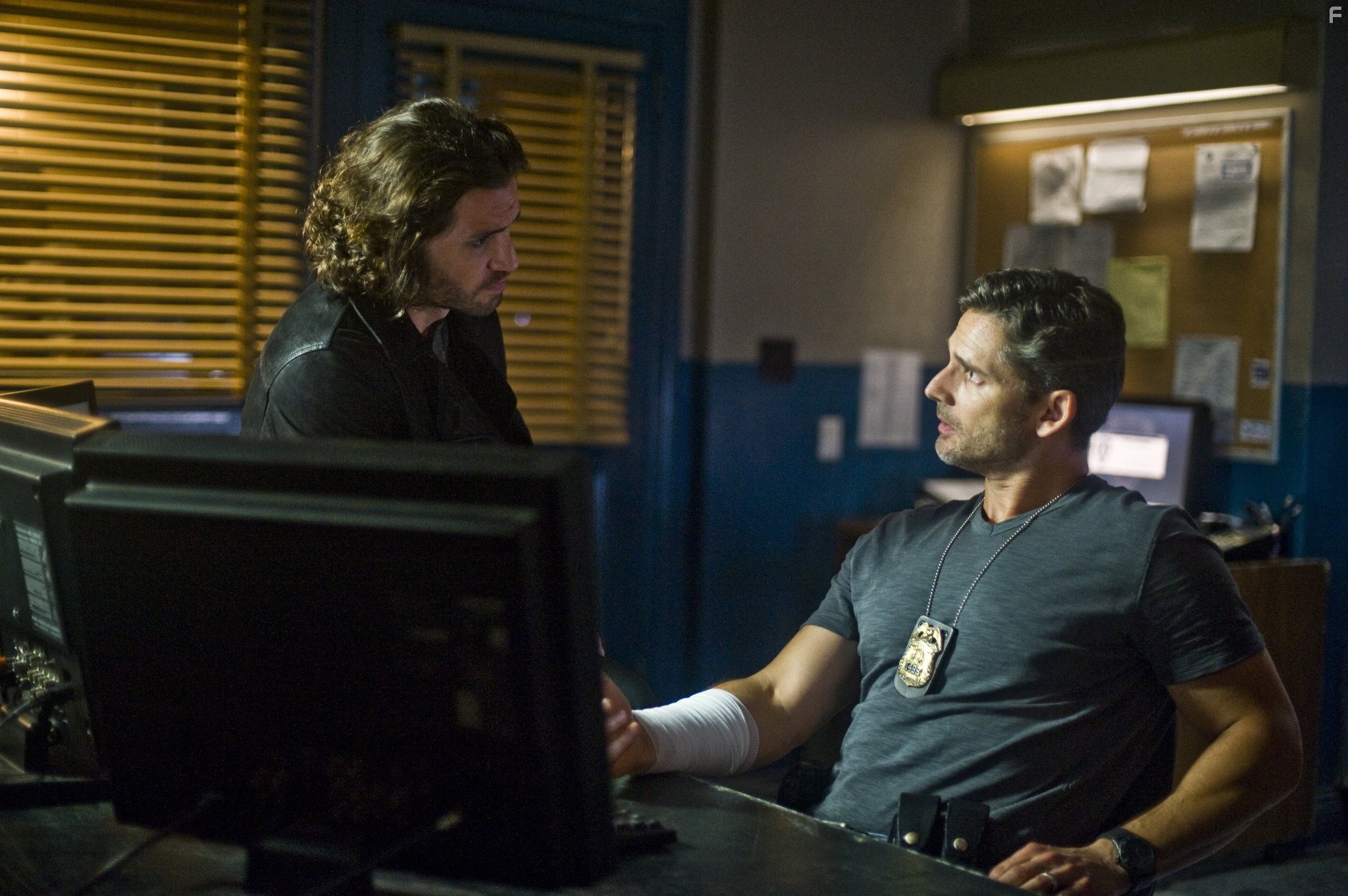 Eric Bana and Edgar Ram?rez in Избави нас от лукавого (2014)