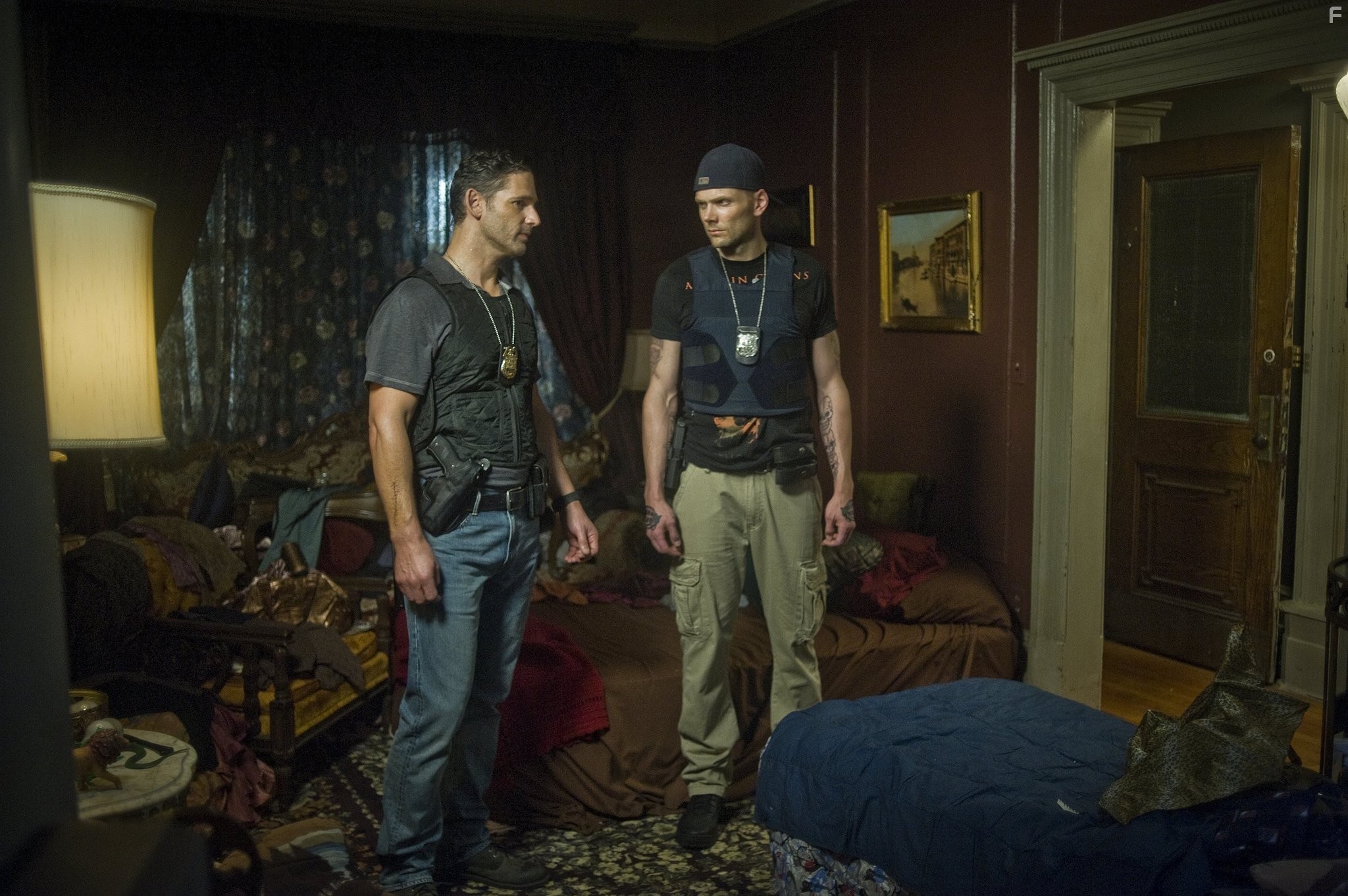Eric Bana and Joel McHale in Избави нас от лукавого (2014)