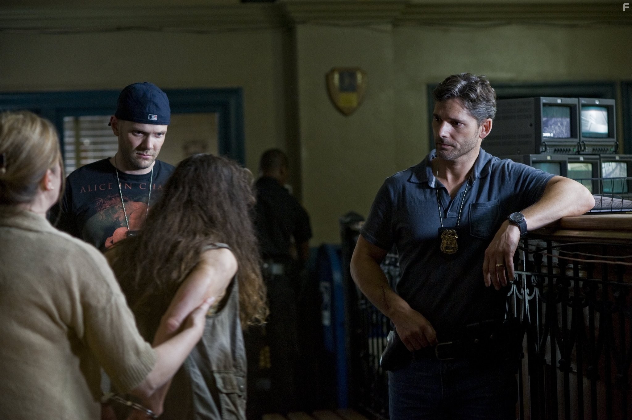 Eric Bana, Olivia Horton, and Joel McHale in Избави нас от лукавого (2014)