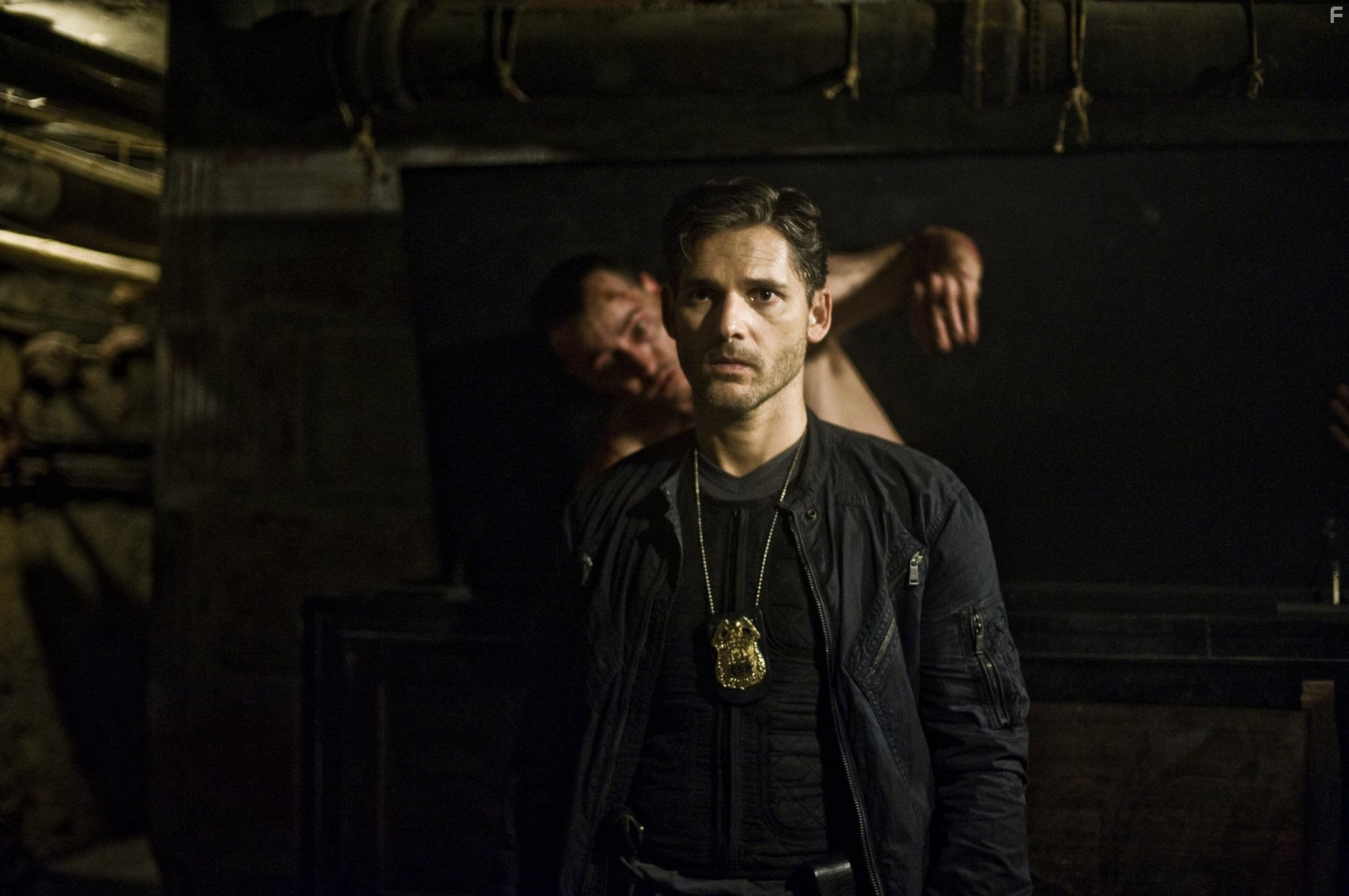 Eric Bana and Chris Coy in Избави нас от лукавого (2014)