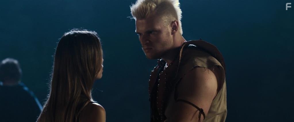 Summer Glau and Brett Gipson in Рыцари королевства Крутизны (2013)