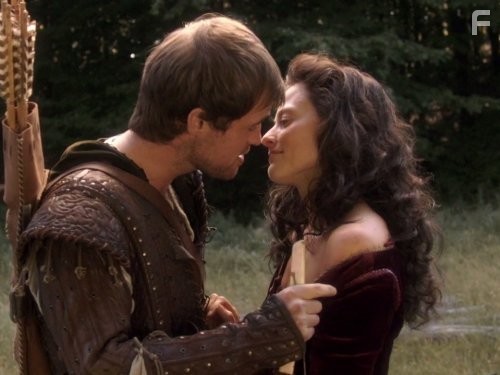 Jonas Armstrong and Lara Pulver in Робин Гуд (2006)