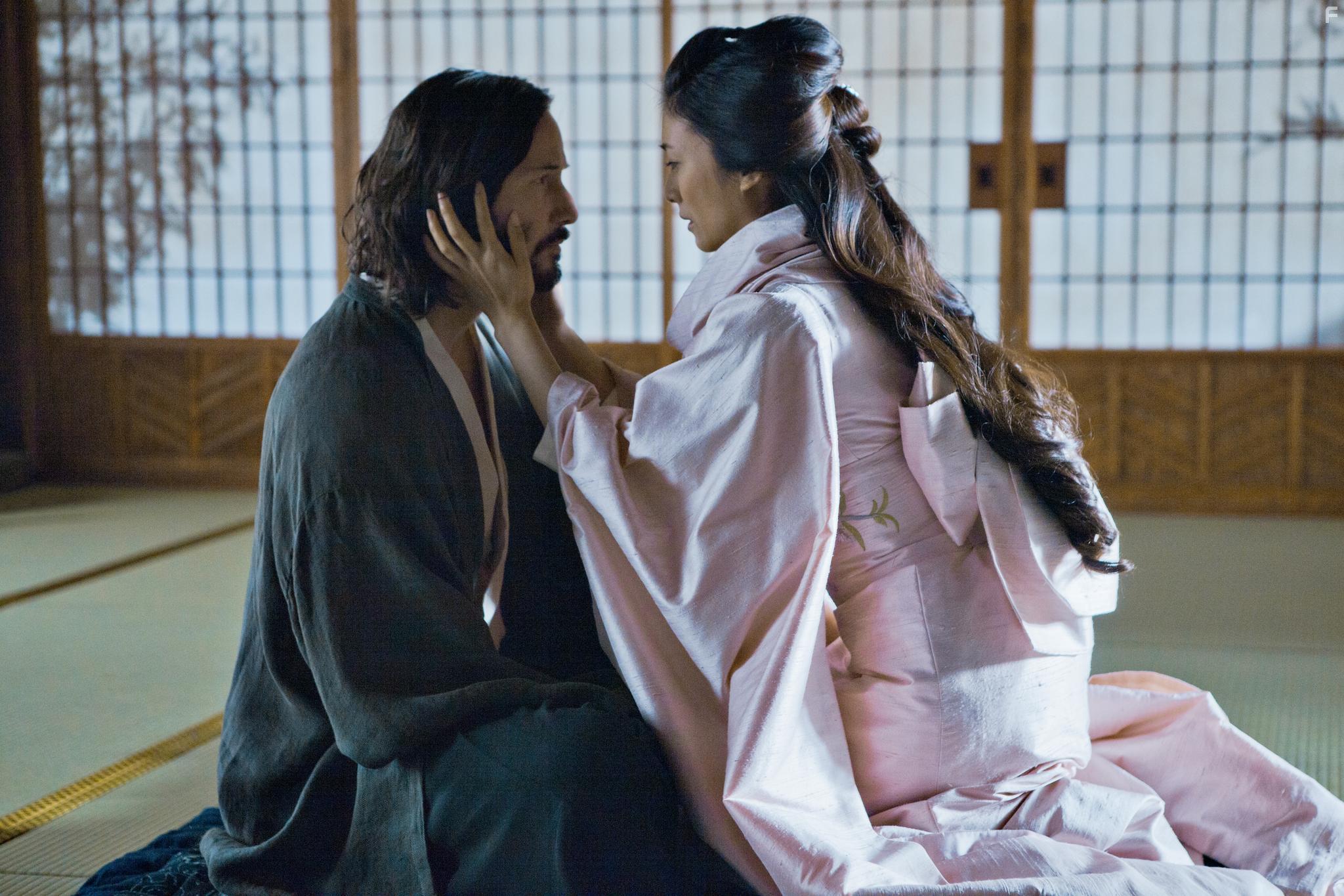 Keanu Reeves and Ko Shibasaki in 47 Ronin (2013)
