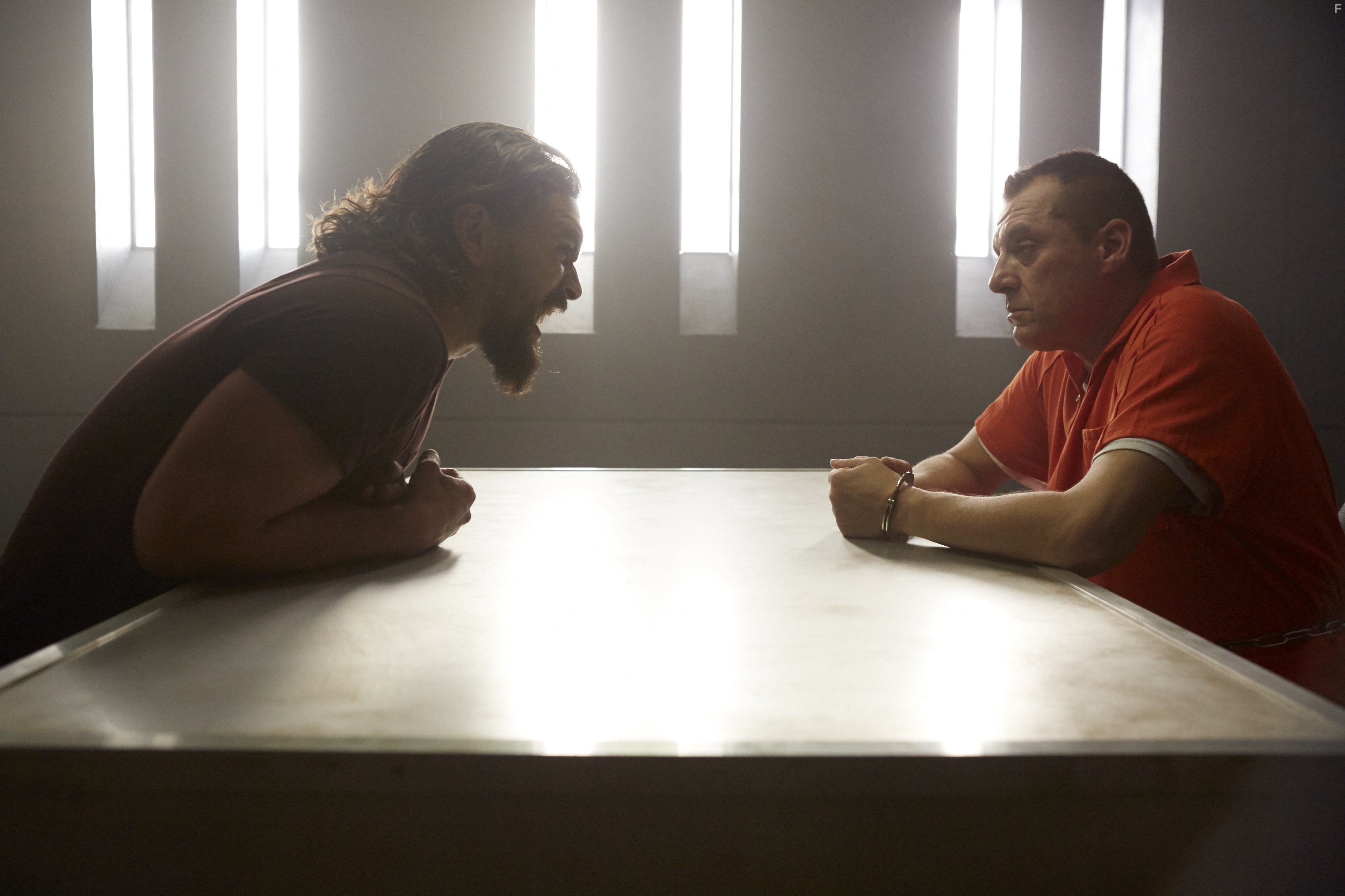 Tom Sizemore and Jason Momoa in Красная дорога (2014)
