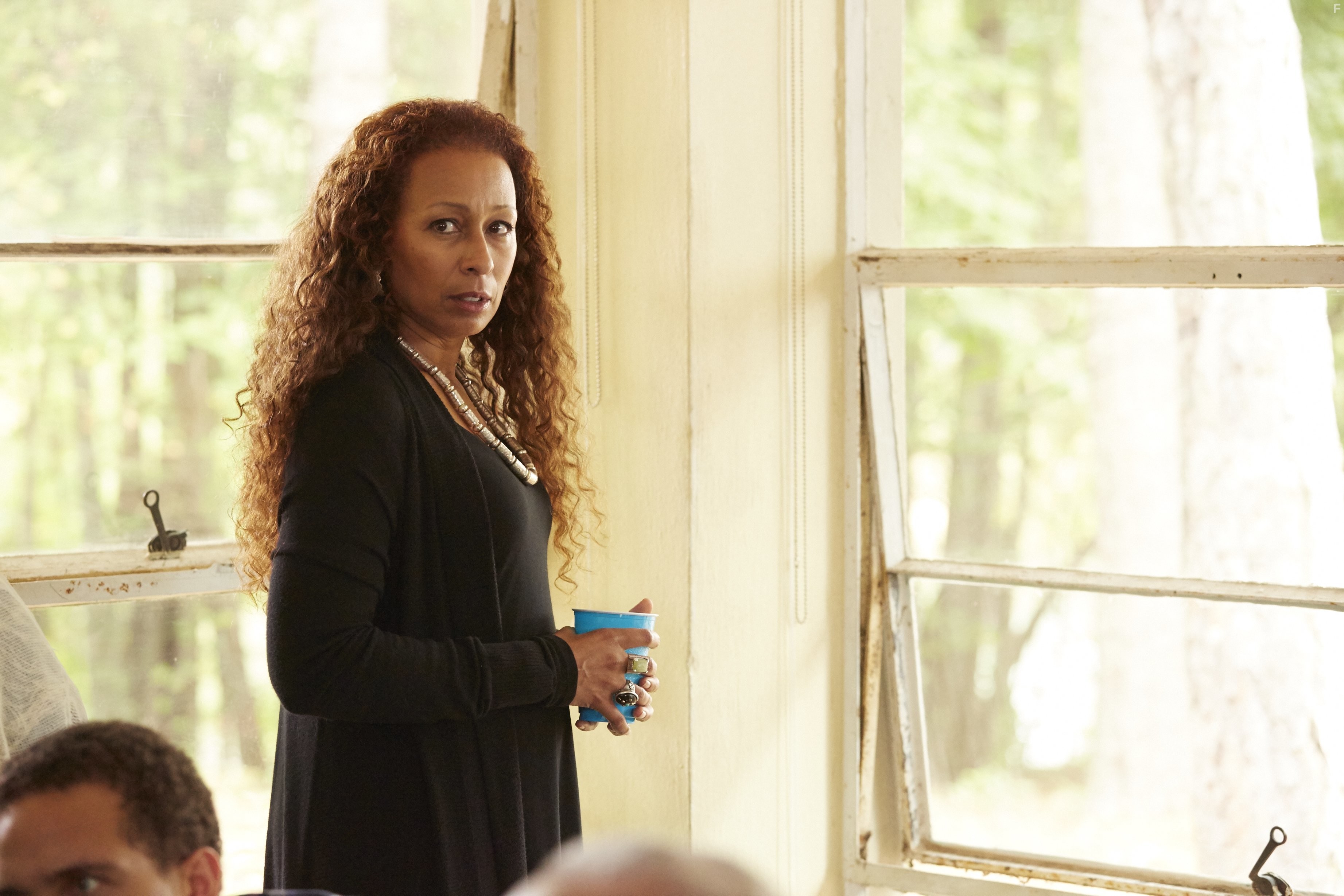 Tamara Tunie in Красная дорога (2014)