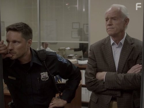 Mike Farrell and Martin Henderson in Красная дорога (2014)
