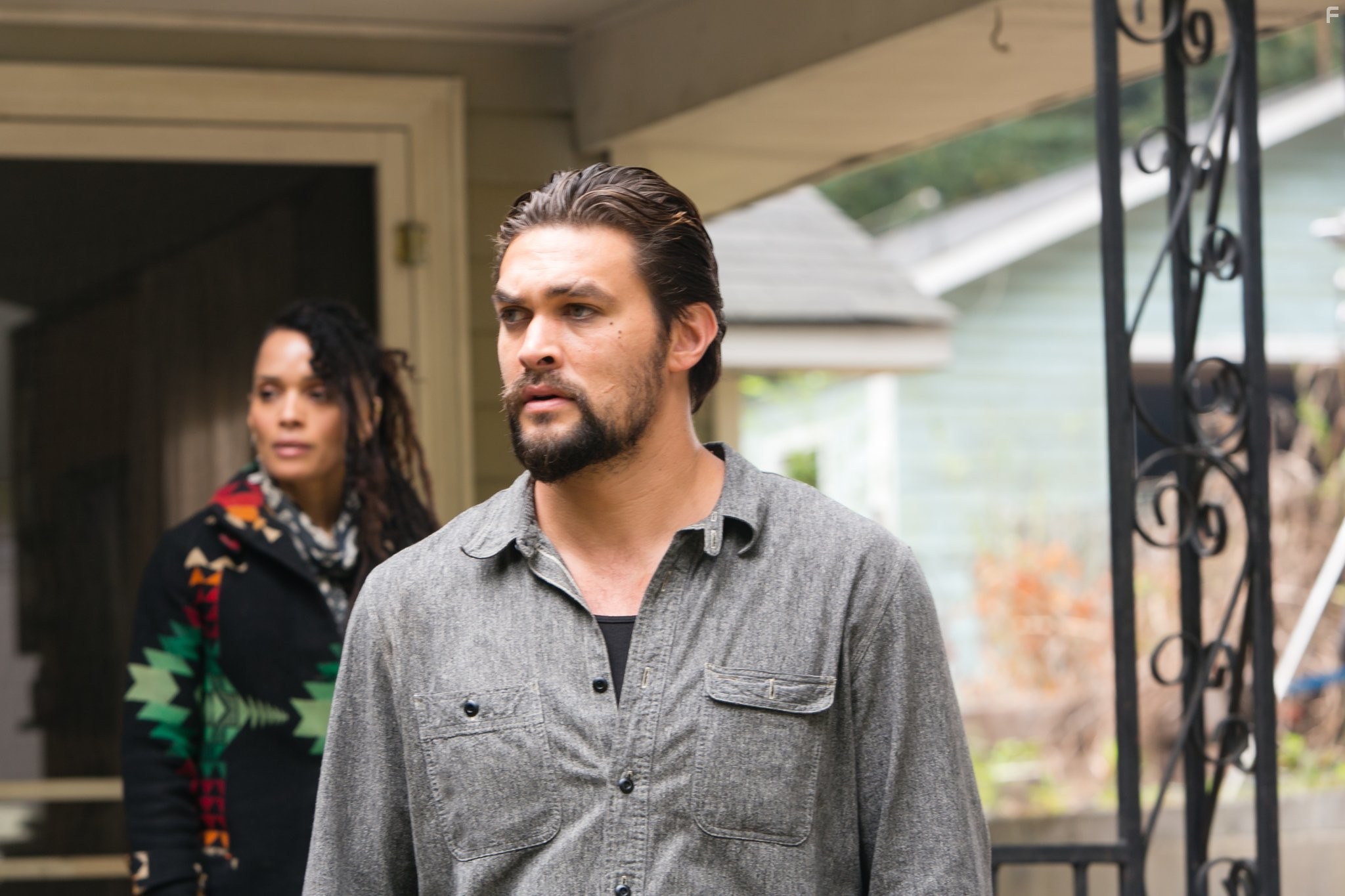 Lisa Bonet and Jason Momoa in Красная дорога (2014)