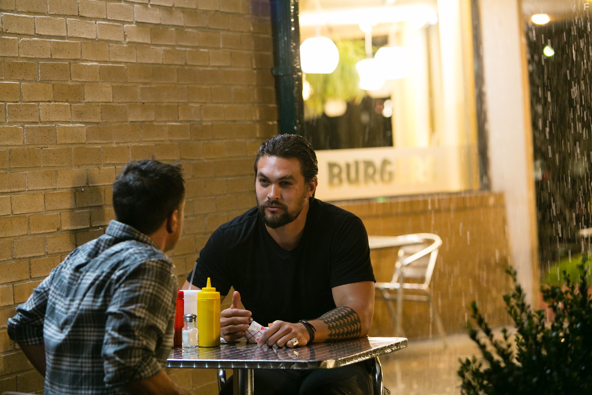 Martin Henderson and Jason Momoa in Красная дорога (2014)