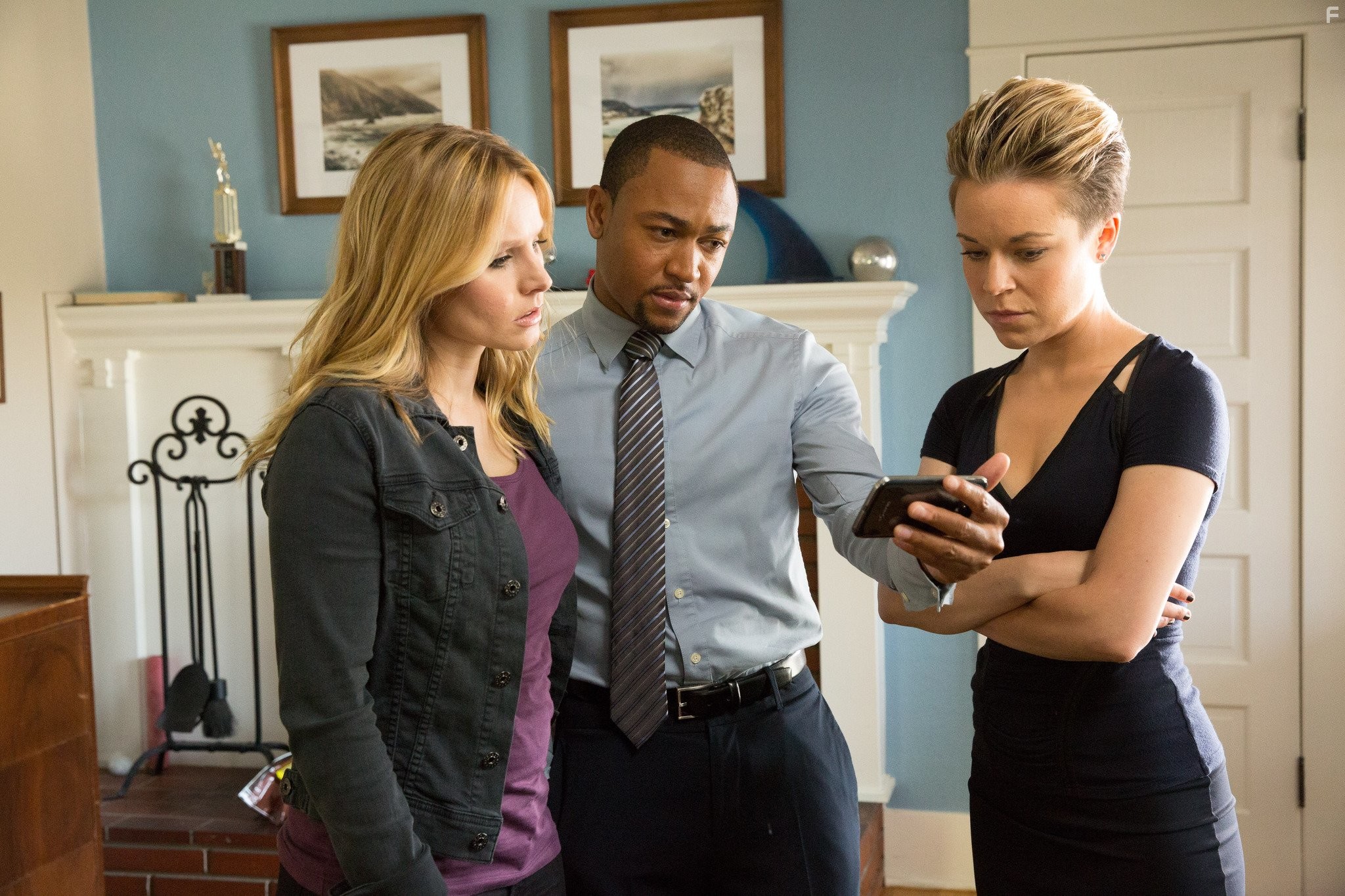 Tina Majorino, Kristen Bell, and Percy Daggs III in Вероника Марс (2014)