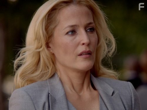 Gillian Anderson in Кризис (2014)
