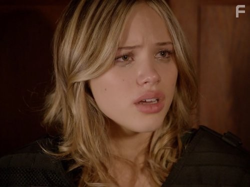 Halston Sage in Кризис (2014)
