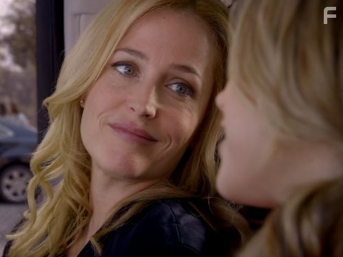 Gillian Anderson and Halston Sage in Кризис (2014)