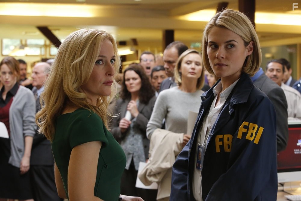 Gillian Anderson and Rachael Taylor in Кризис (2014)